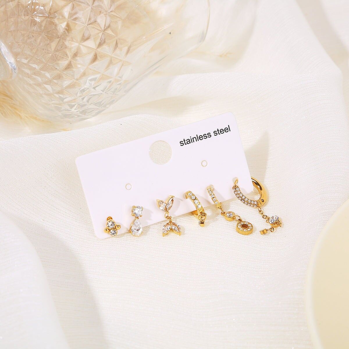 Set di 6 orecchini unici a forma di fiore in oro