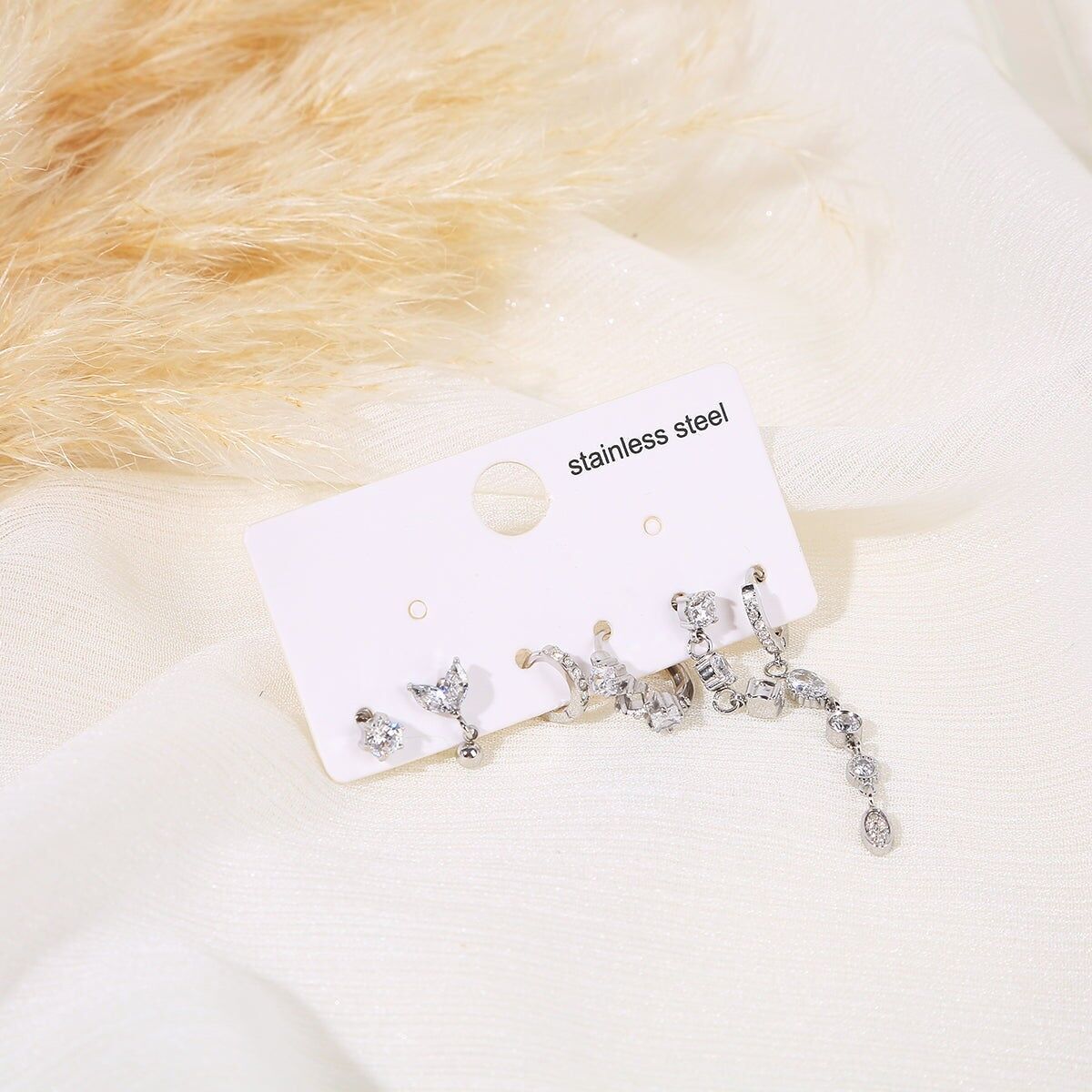 Set mit 6 einzigartigen silbernen Strass-Ohrringen