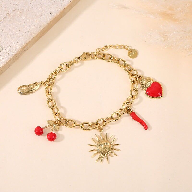 Bracciale in oro con ciondoli a forma di sole, fiore, peperoncino, cuore e foglia