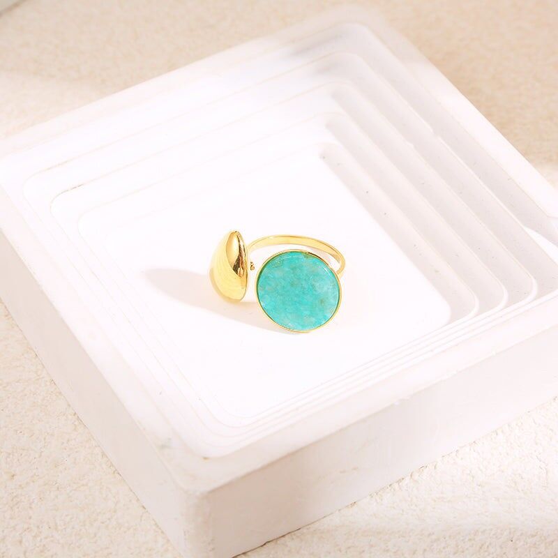 Anello in oro con apertura frontale a goccia e pietra blu rotonda