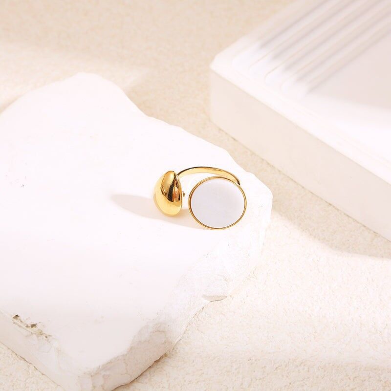 Anello in oro con apertura frontale a goccia e pietra bianca rotonda