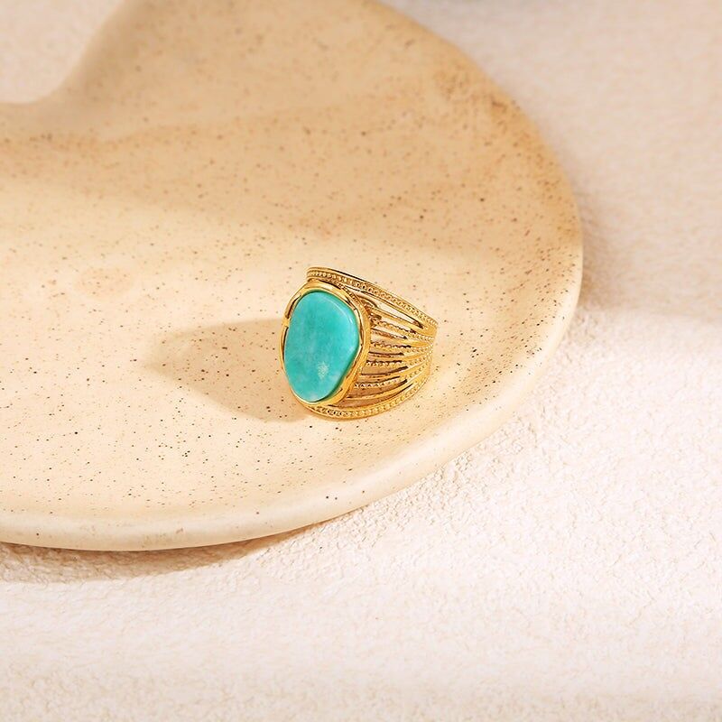 Anello in oro multifilo con pietra blu stretta