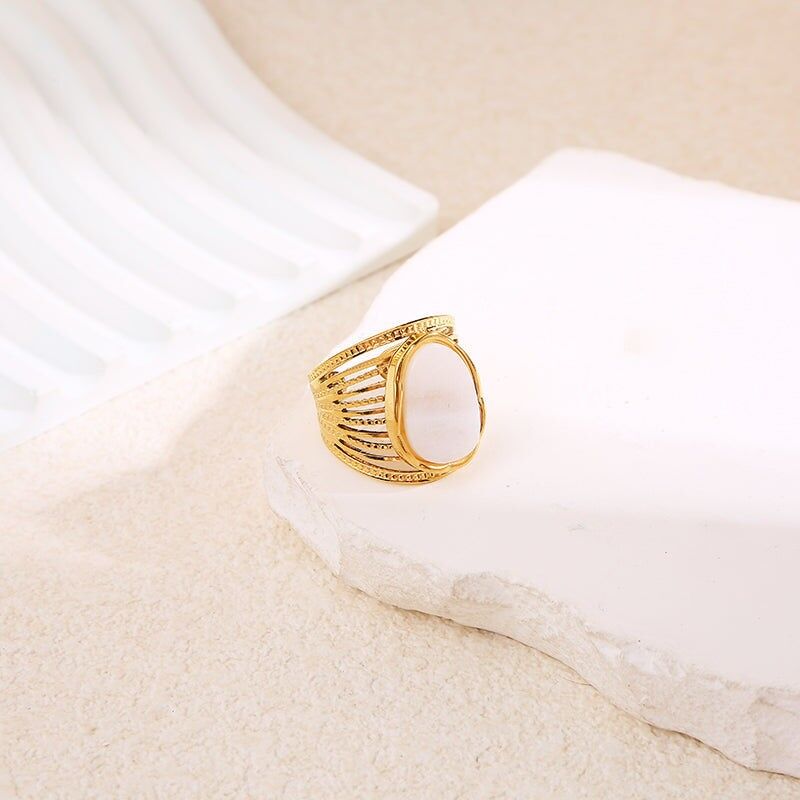 Anello multifilo in oro stretto con pietra bianca