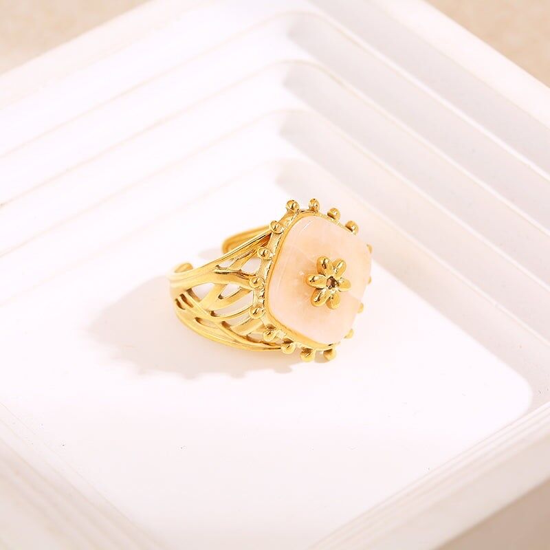 Anello in oro con pietra di diamante rosa e fiore all'interno