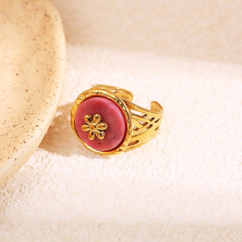 Anello in oro con pietra bianca rotonda e fiore interno