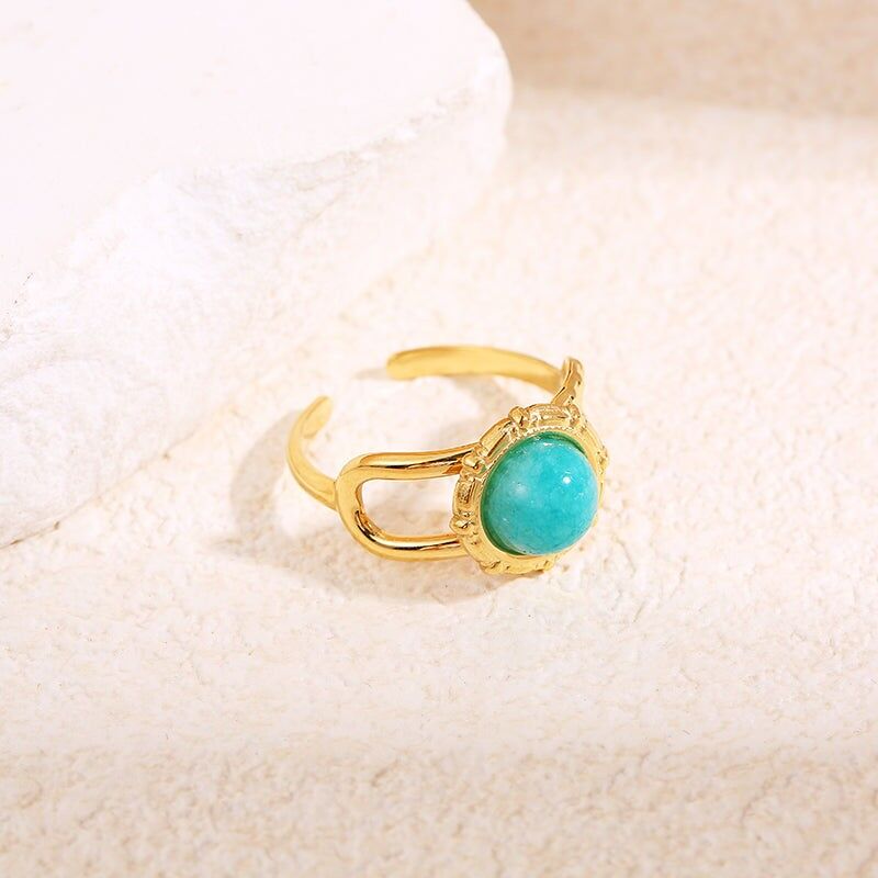Anello in oro scintillante con pietra blu rotonda