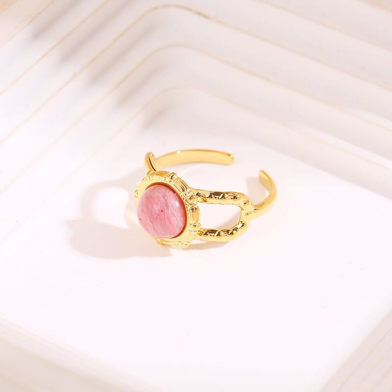 Anello in oro scintillante con pietra rosa rotonda