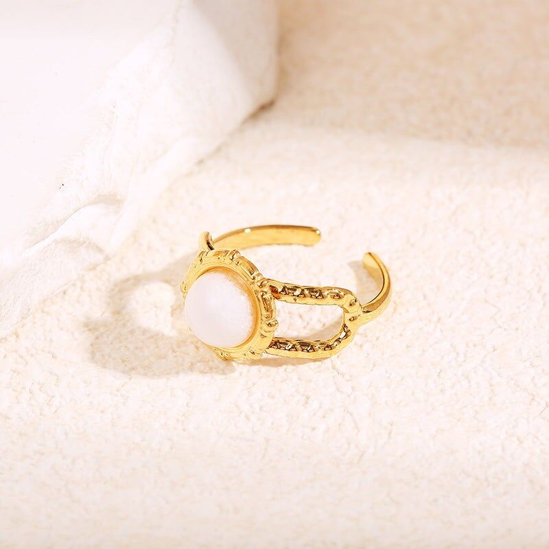 Anello in oro scintillante con pietra bianca rotonda