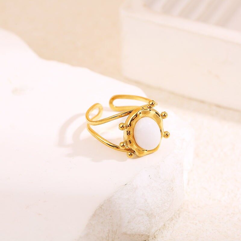 Anello boemo con pietra ovale bianca