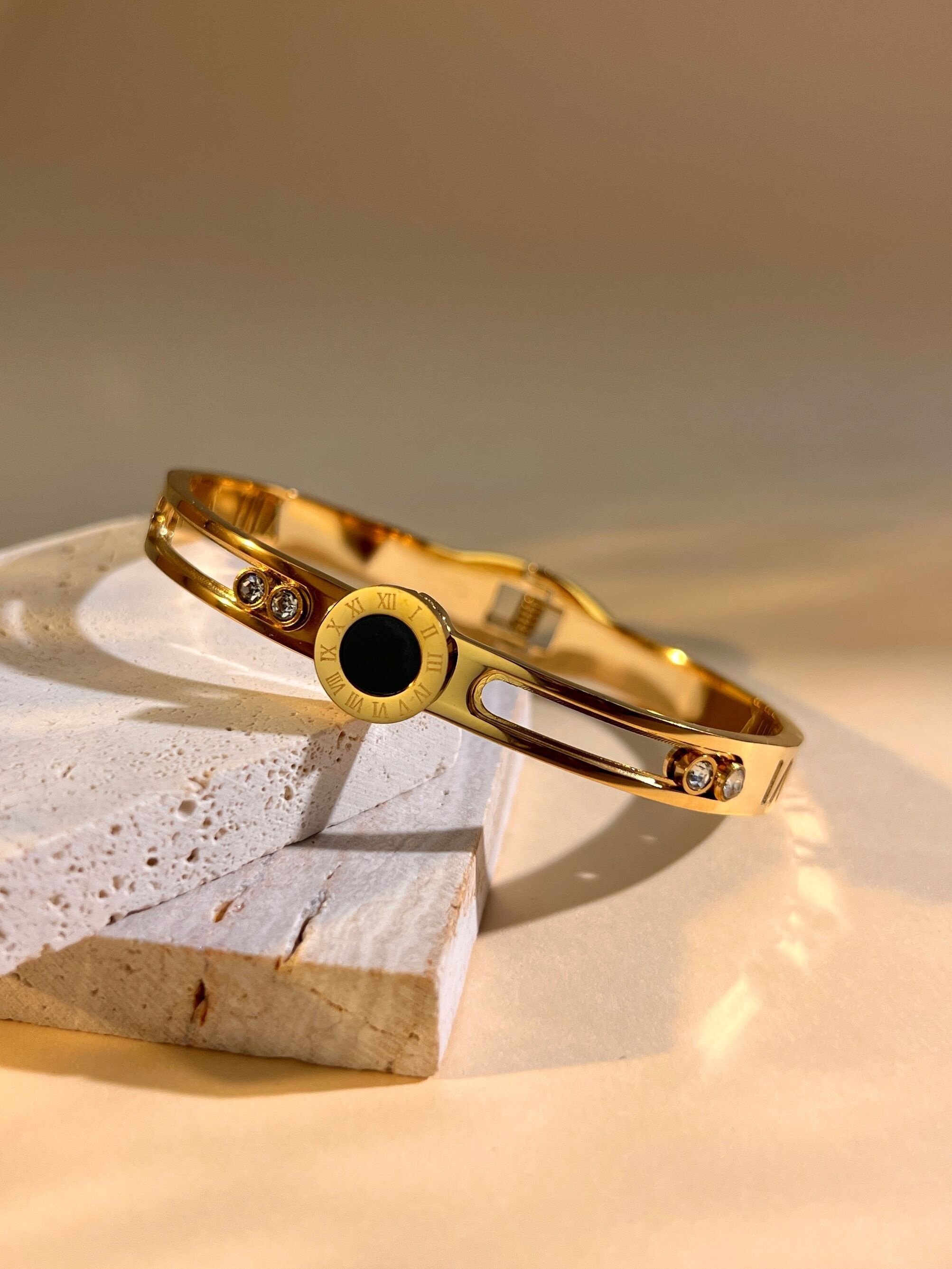 Rundes Armband mit römischen Ziffern und verschiebbaren Strasssteinen – Stahl