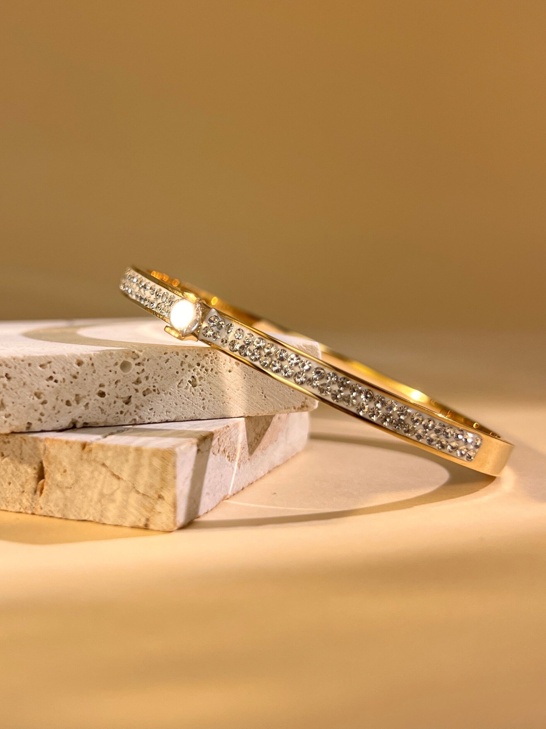 Armreif aus Edelstahl mit Strasssteinen und zentralem Kristall