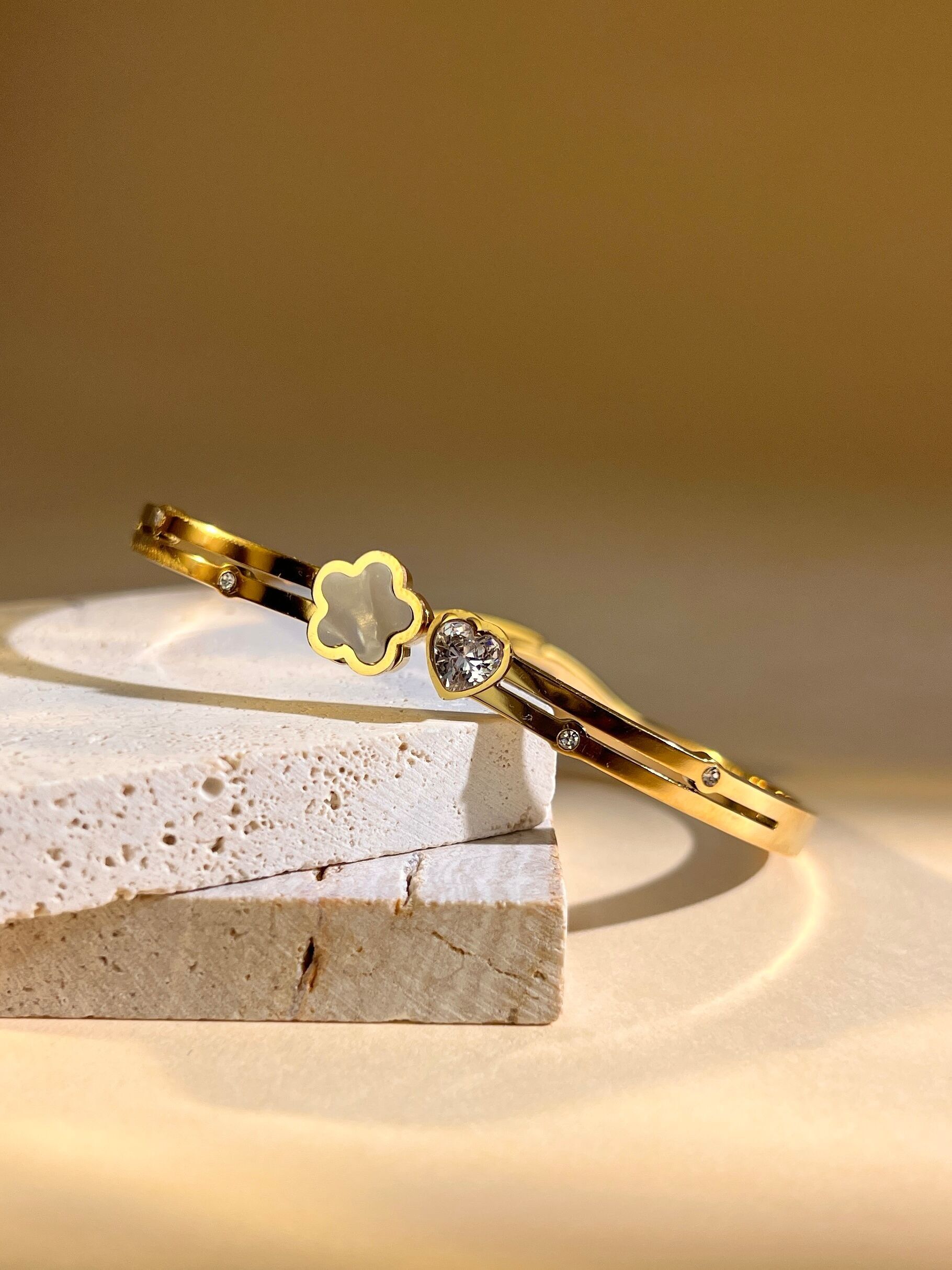 Armreif aus Stahl mit Kleeblatt aus Perlmutt und Herz aus Kristall