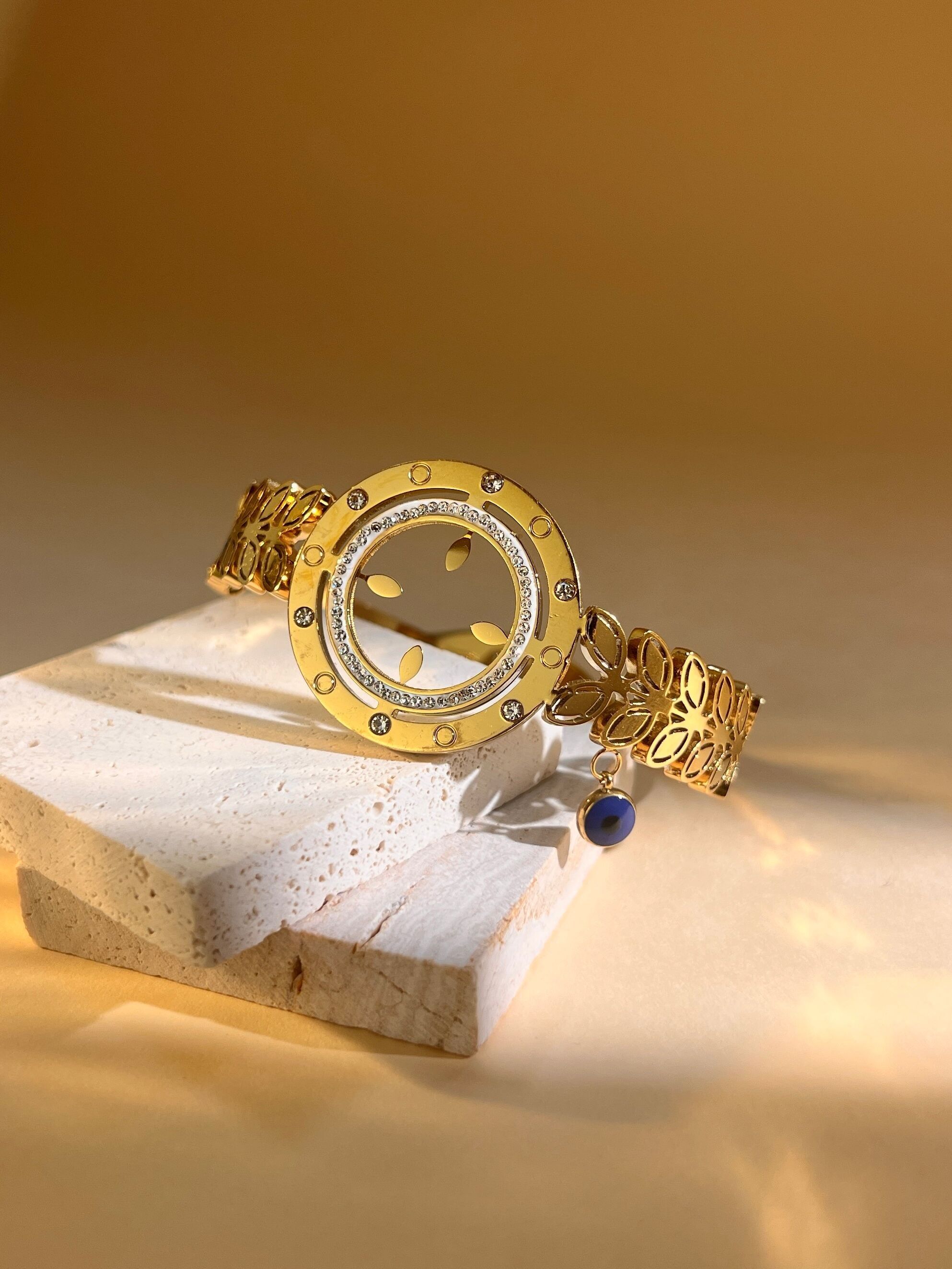 Durchbrochener Armreif aus Edelstahl mit Strass-Kreis