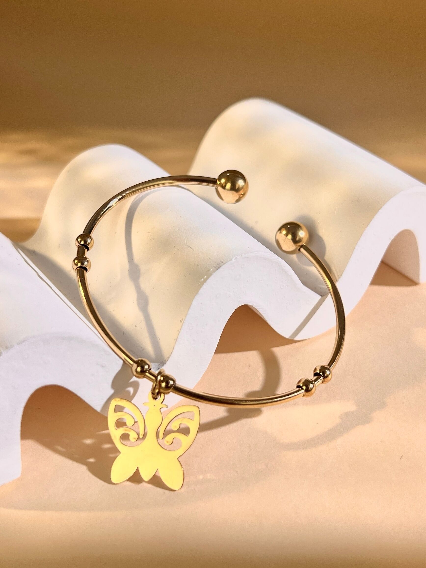 Starres Armband mit Schmetterlingsanhänger Vergoldeter Edelstahl