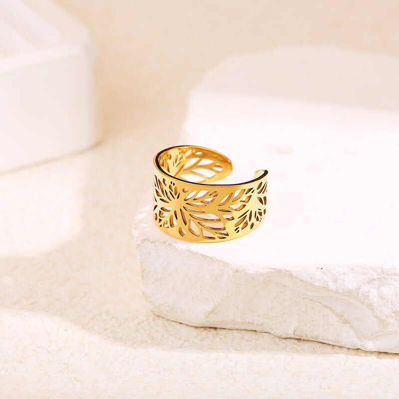 Anello con foglia di fiore in oro