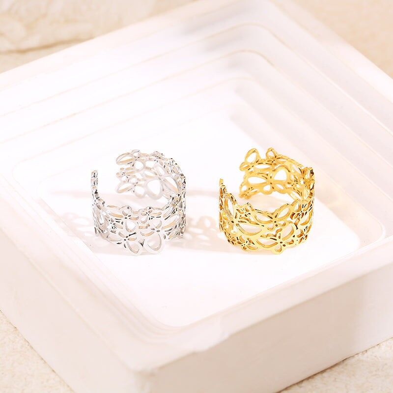 Anello in oro con più farfalle