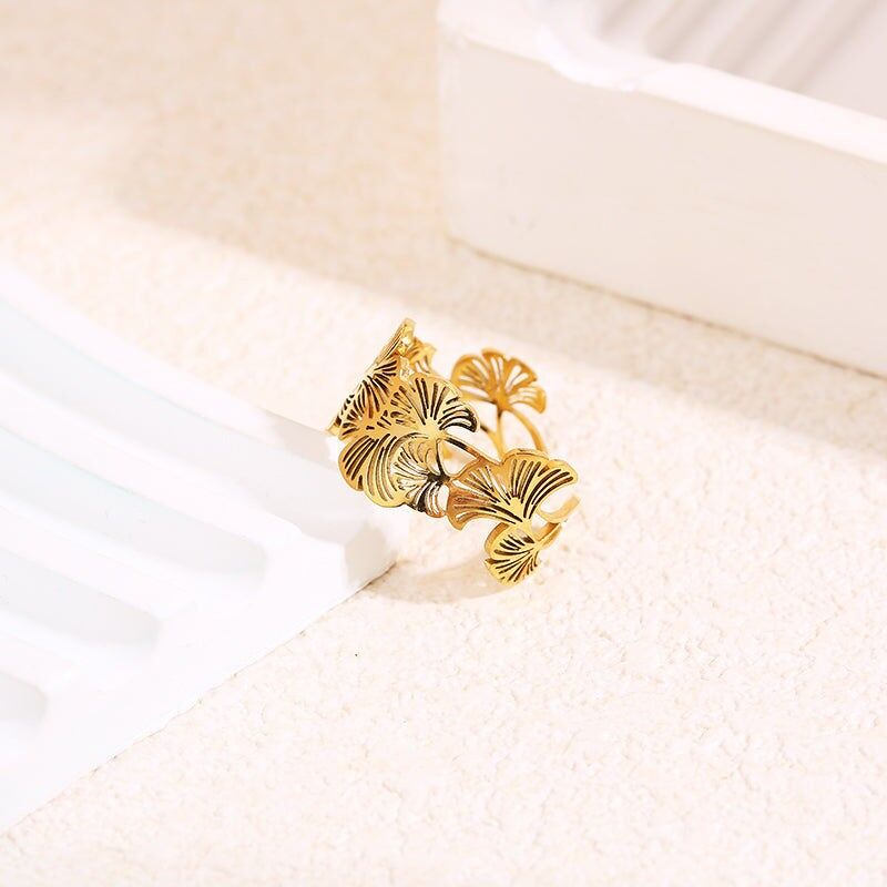 Anello d'oro con molteplici fiori di ginkgo