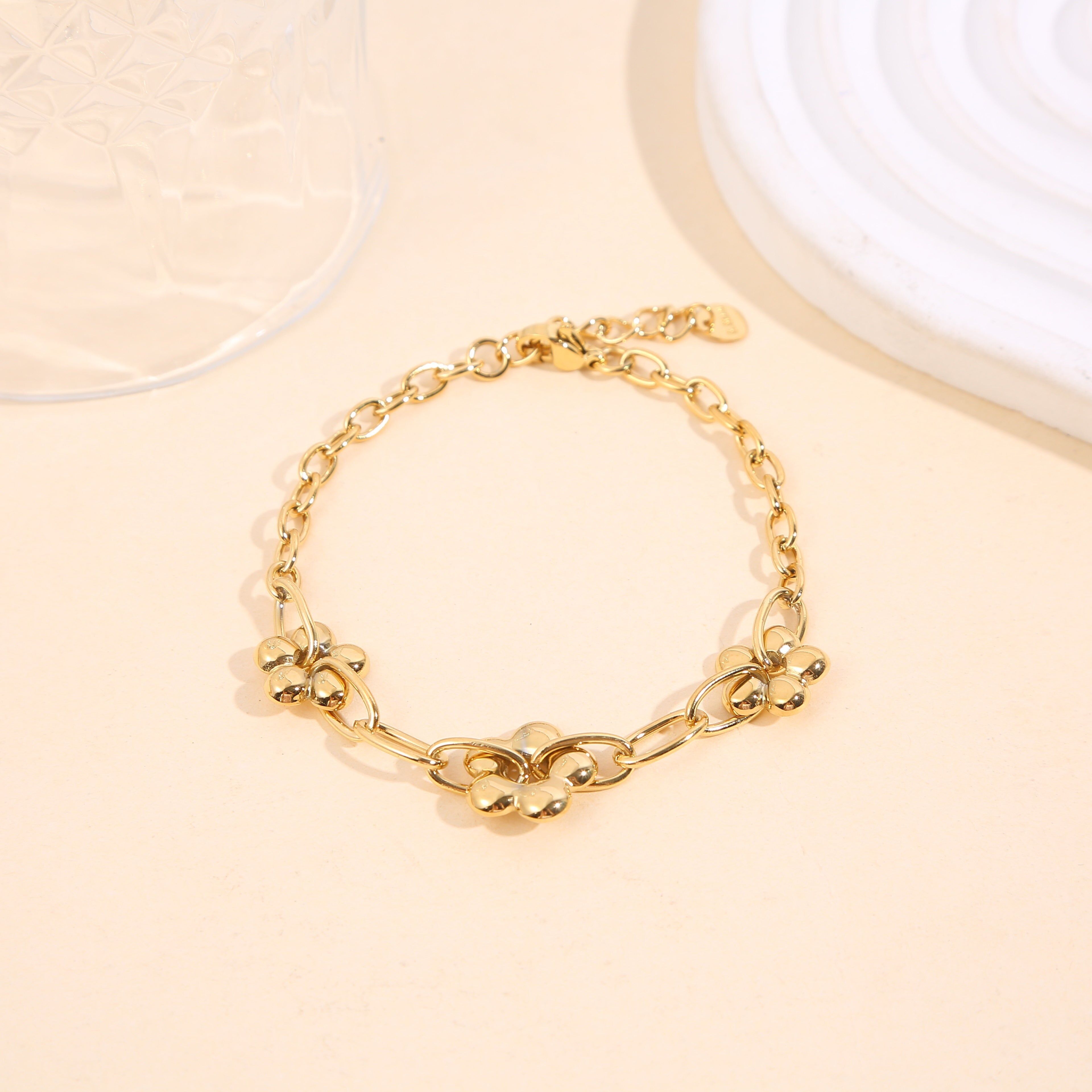 Bracciale a catena in oro con tripli fiori a maglie
