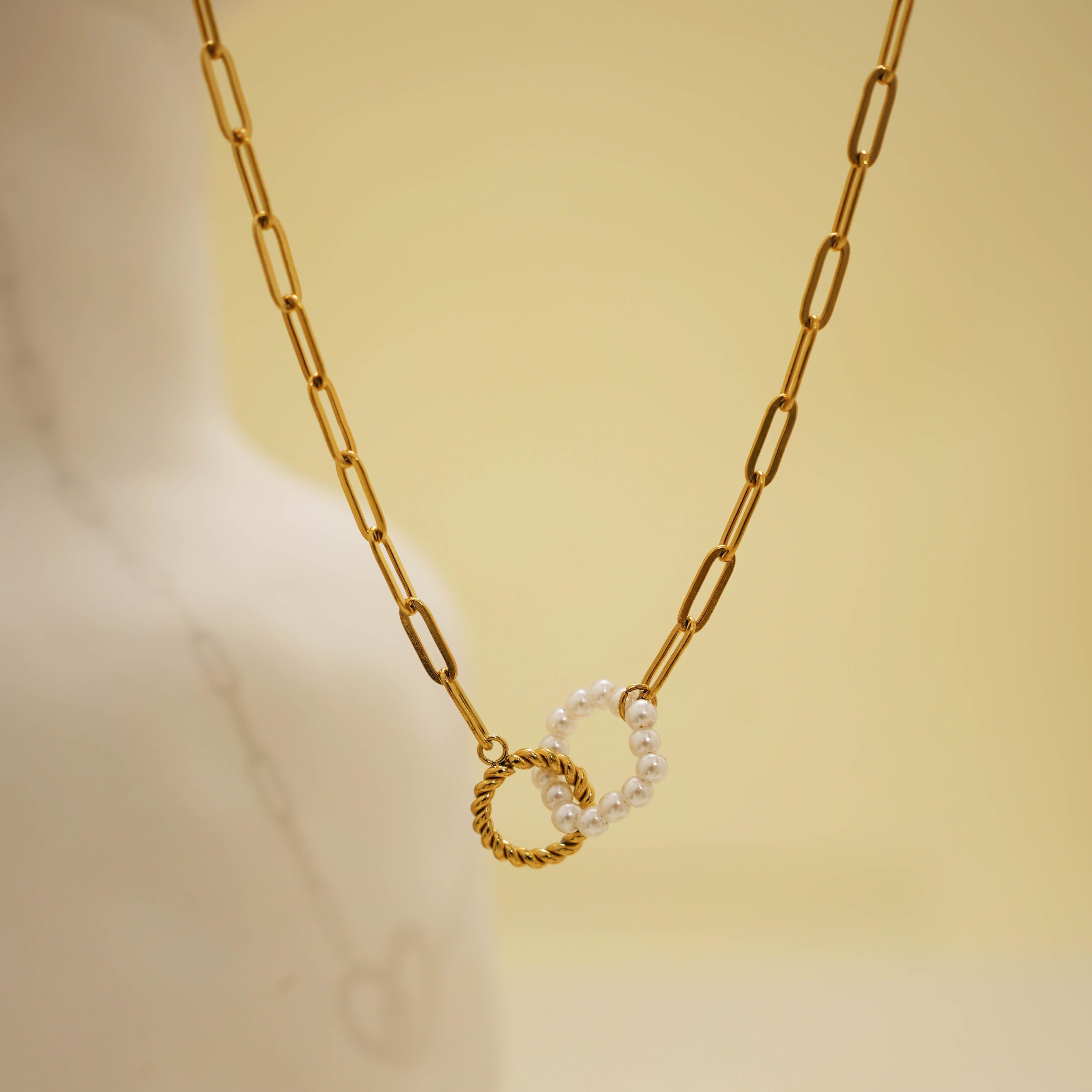 Collana in oro con anelli incrociati