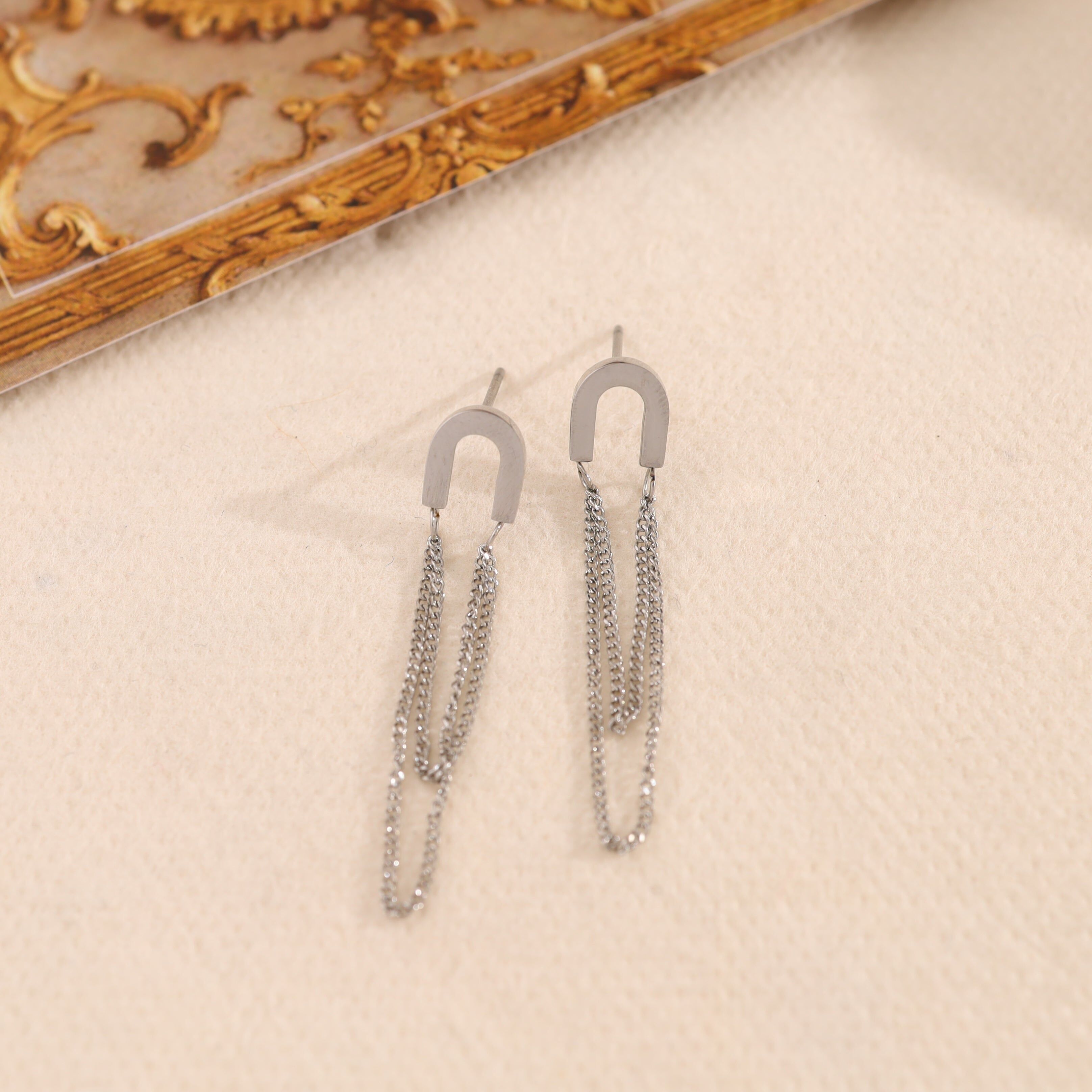 Orecchini a forma di U con doppie catene in argento