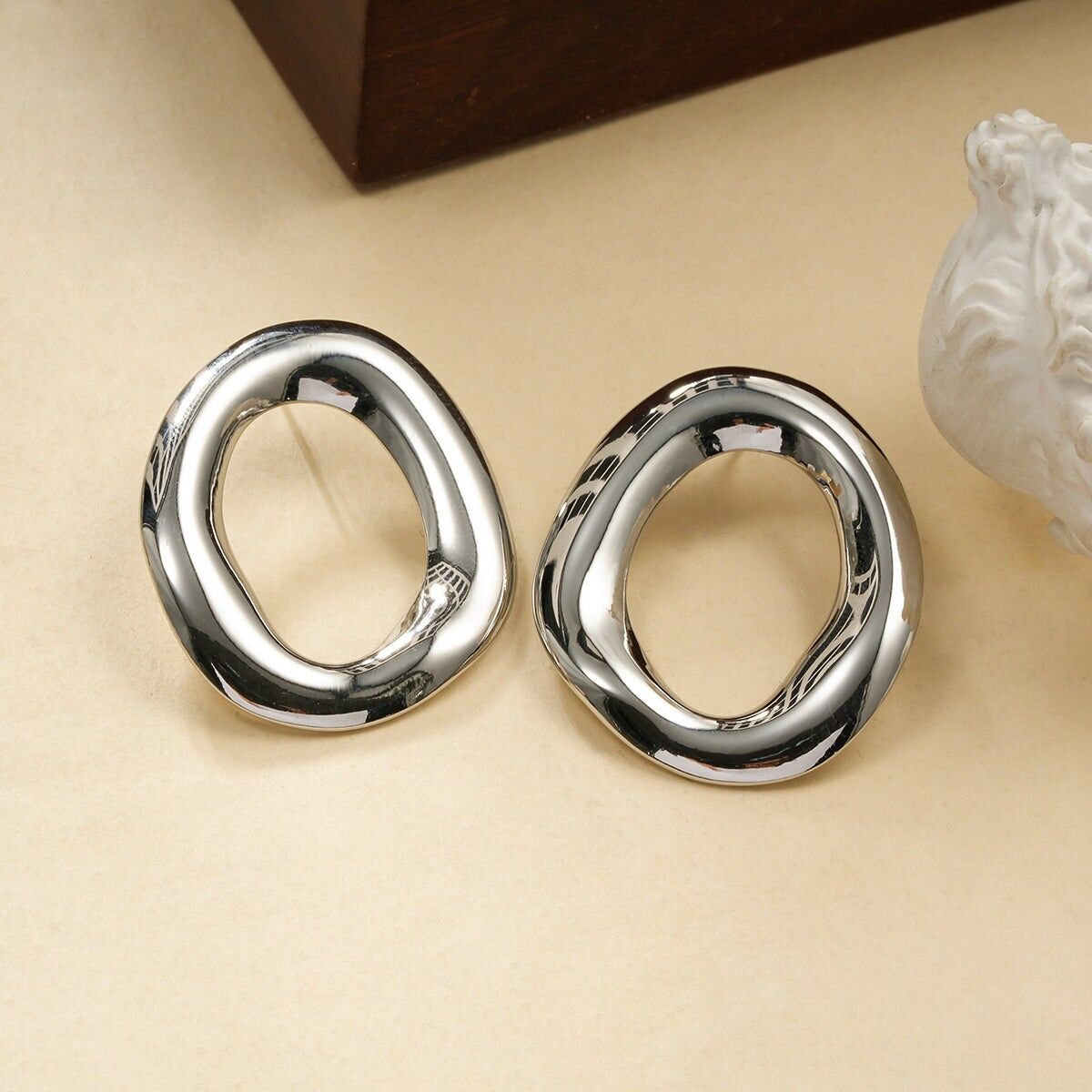 Orecchini a bottone in argento lucido con cerchio spesso