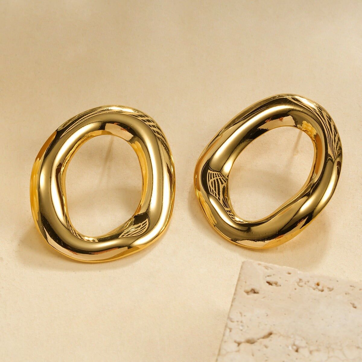 Orecchini a bottone in oro lucido con anello spesso