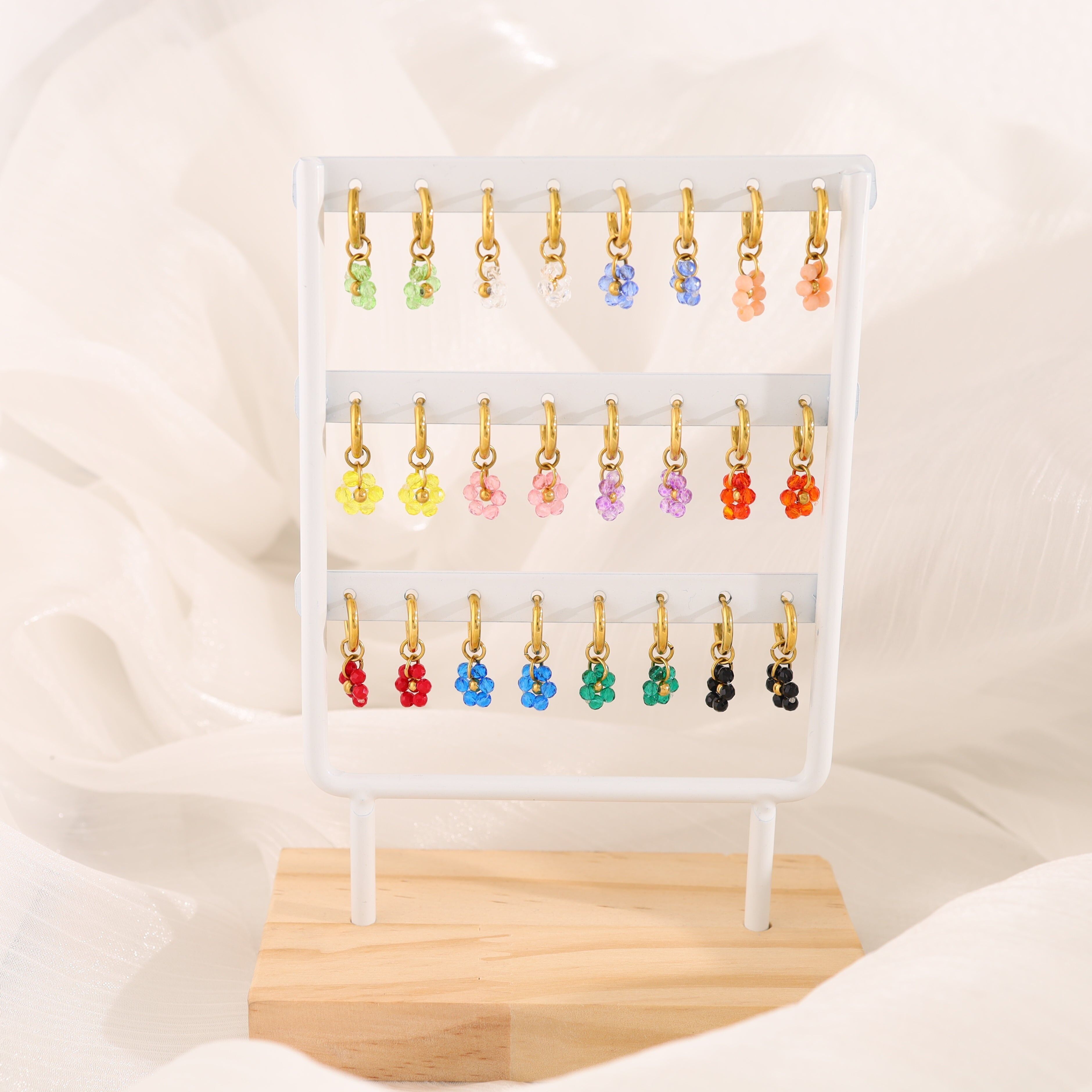 Set di 12 paia di mini orecchini a cerchio con fiori in mostra