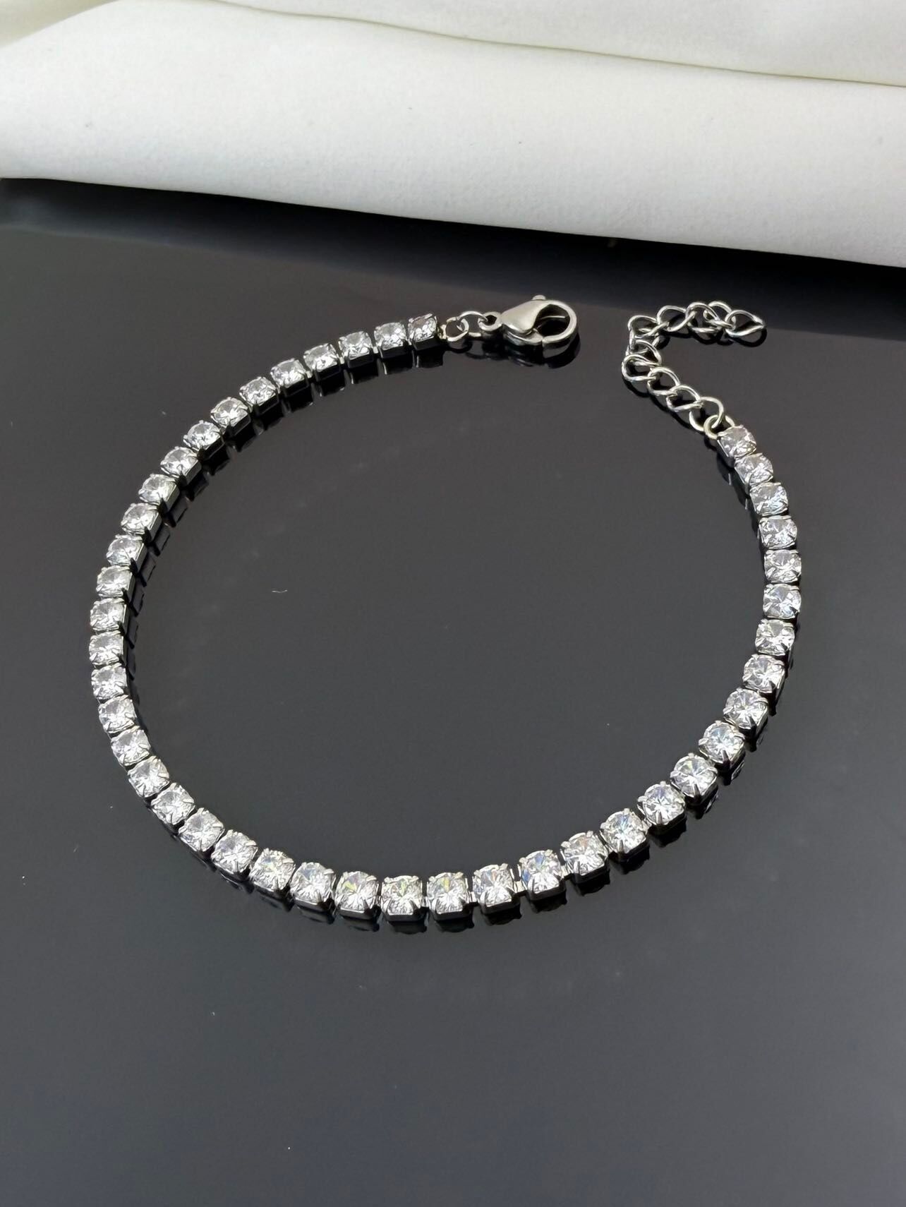 Armband mit funkelnden Strasssteinen verziert