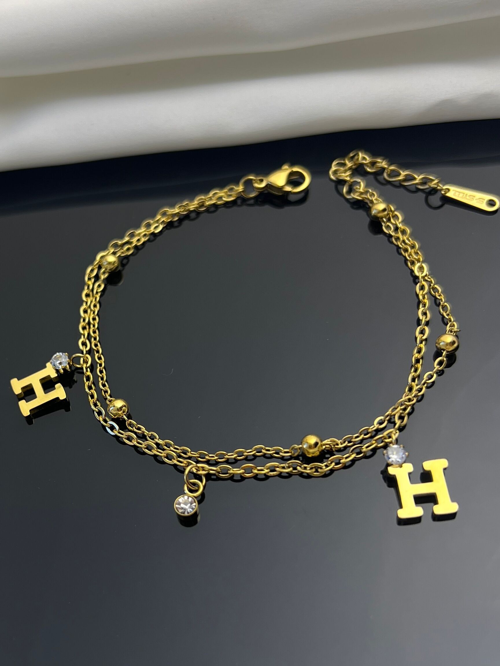 Double-Tour-Armband mit funkelnden Strass-Anhängern aus Stahl