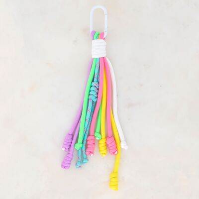 Llavero con cordones de colores