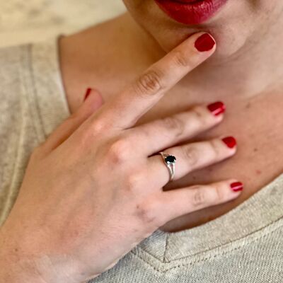 Anillo de piedras preciosas