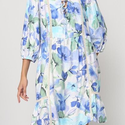 Vestido corto estampado con detalles calados: elegancia casual y comodidad para el día a día.