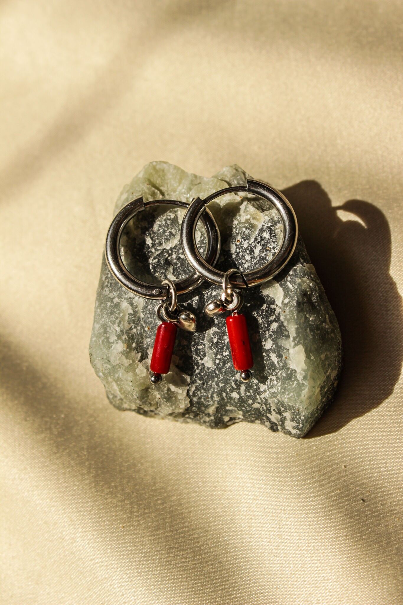 Scharlachrote Tropfenohrringe