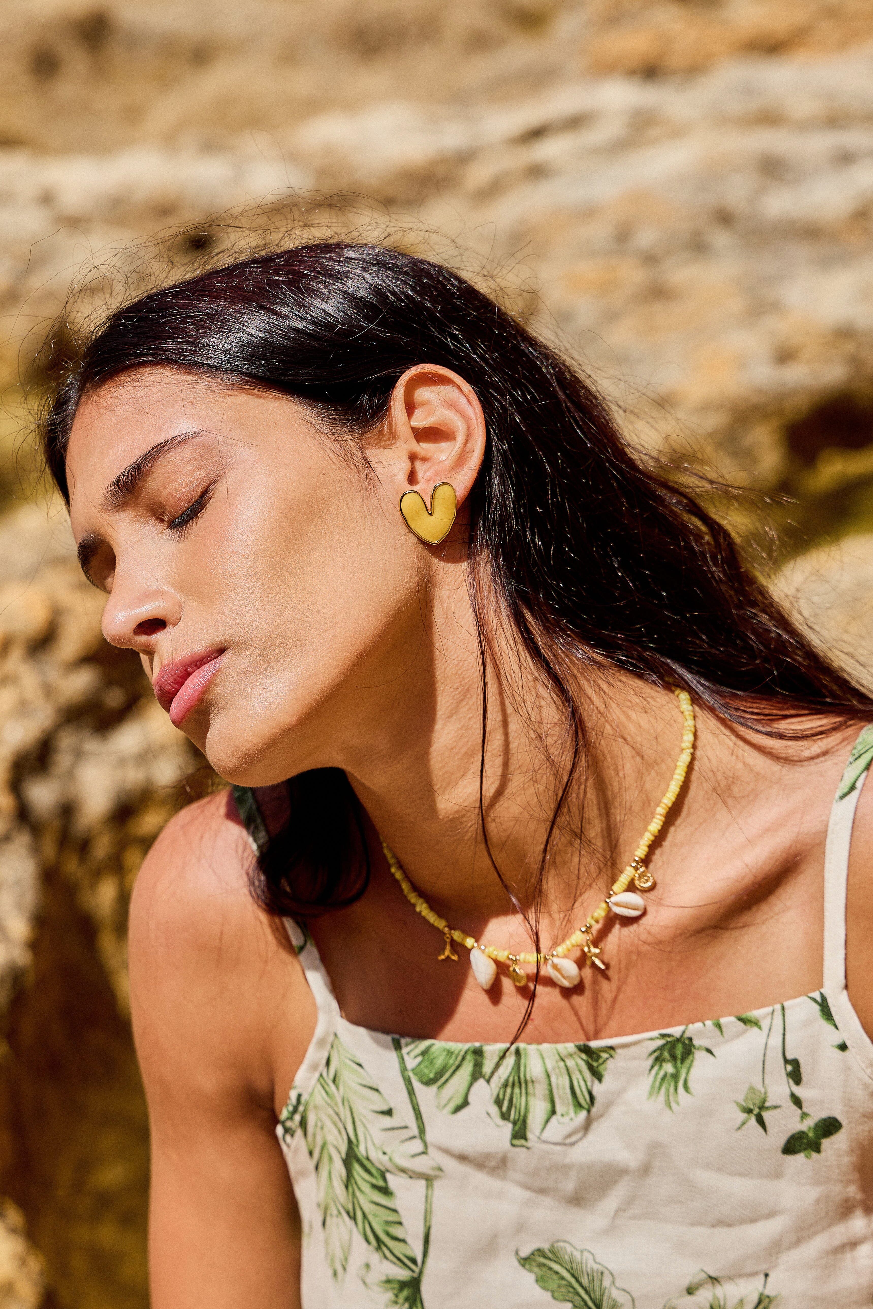 Asymmetrische Herzohrringe – Bunte Emaille