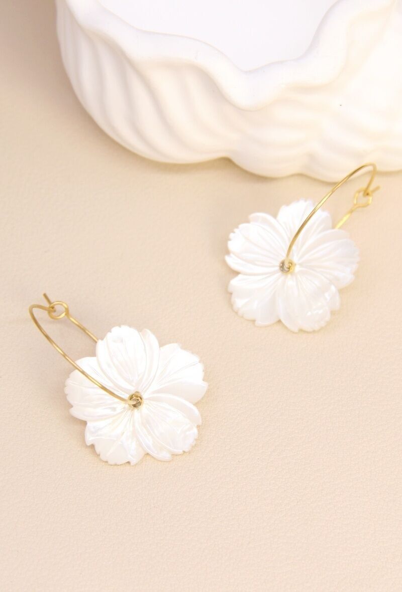 Orecchini “Fiore di Madreperla” in Acciaio Inox – Eleganza Naturale