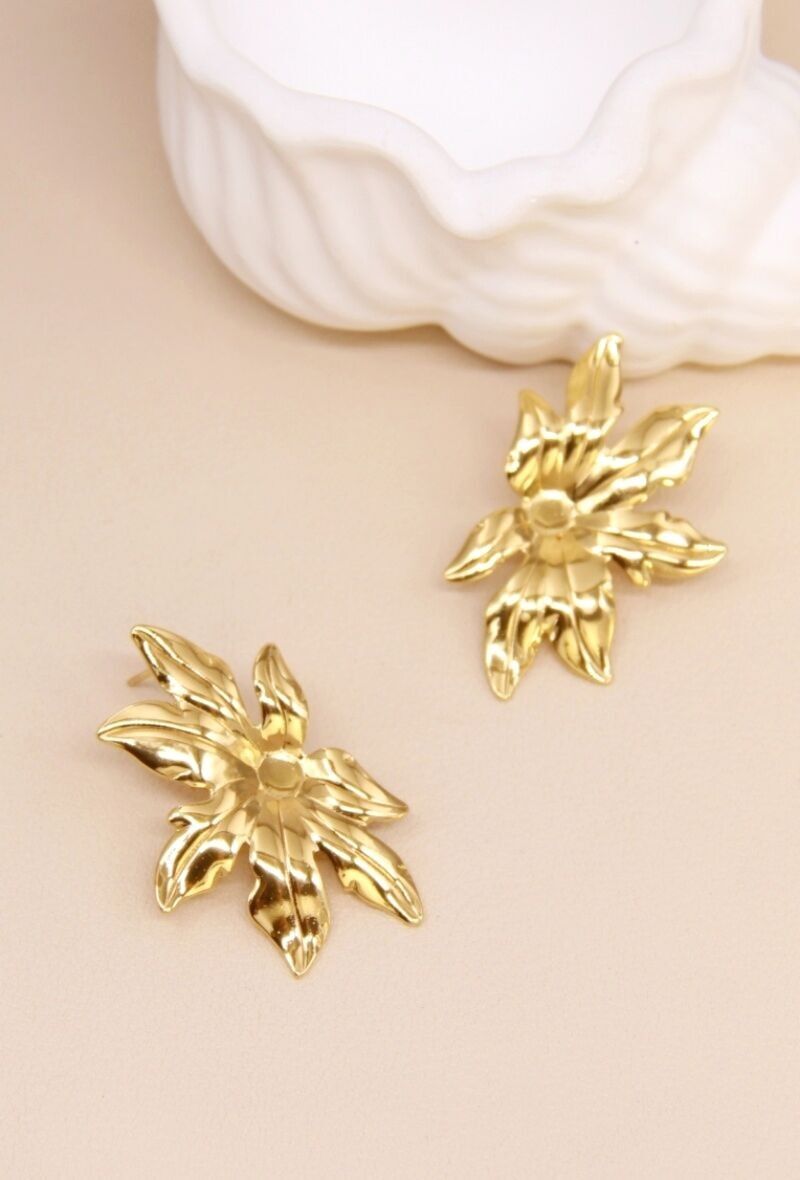 Goldene Blumenohrringe aus Edelstahl – Florale Eleganz