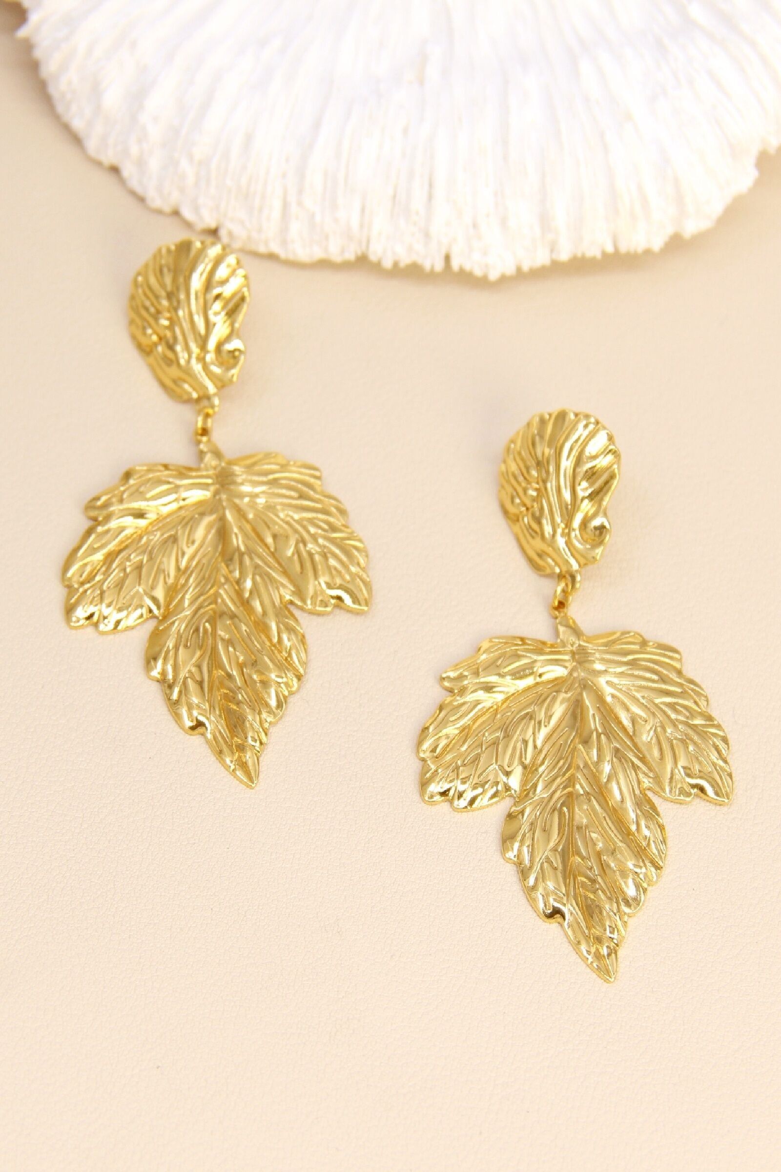 Strukturierte Blattohrringe – Gold-Finish