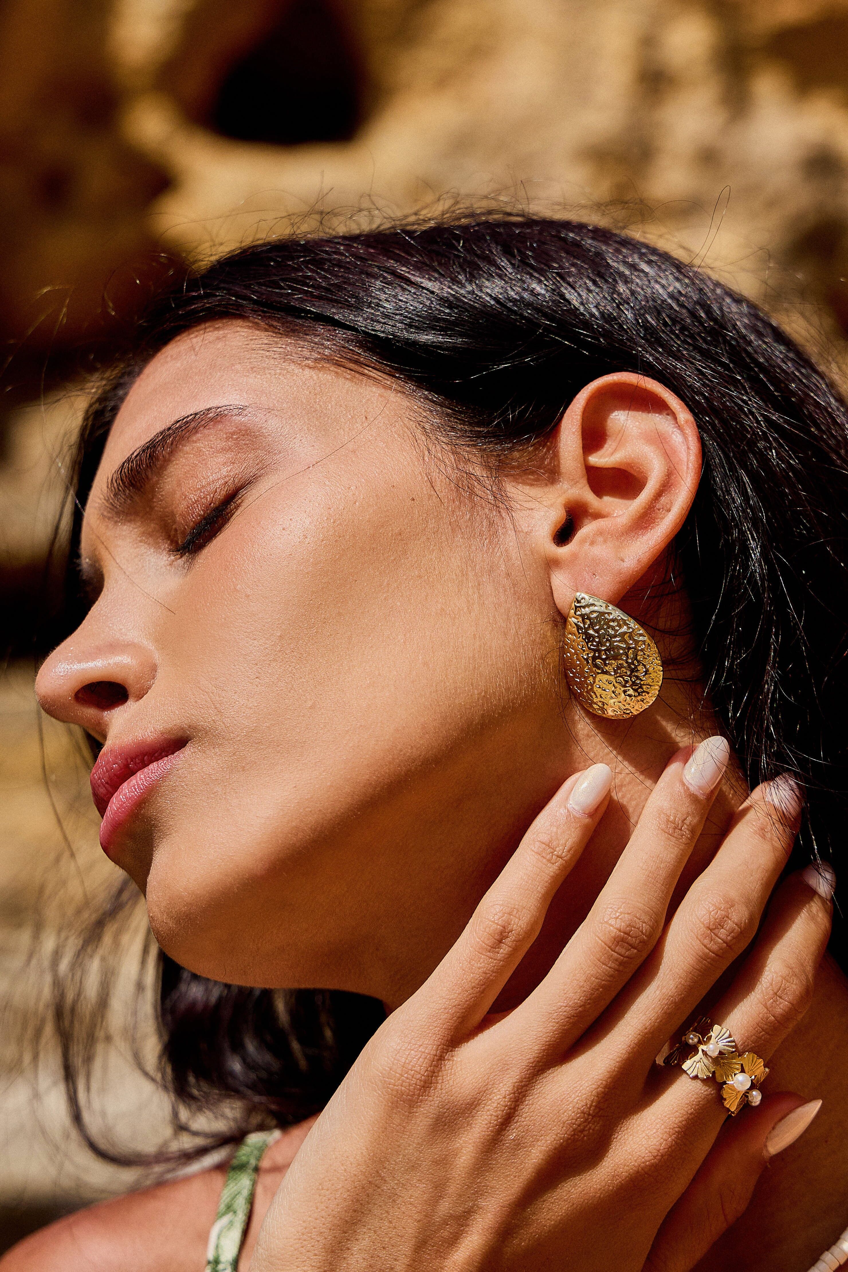 Gehämmerte Tropfenohrringe – Edelstahl