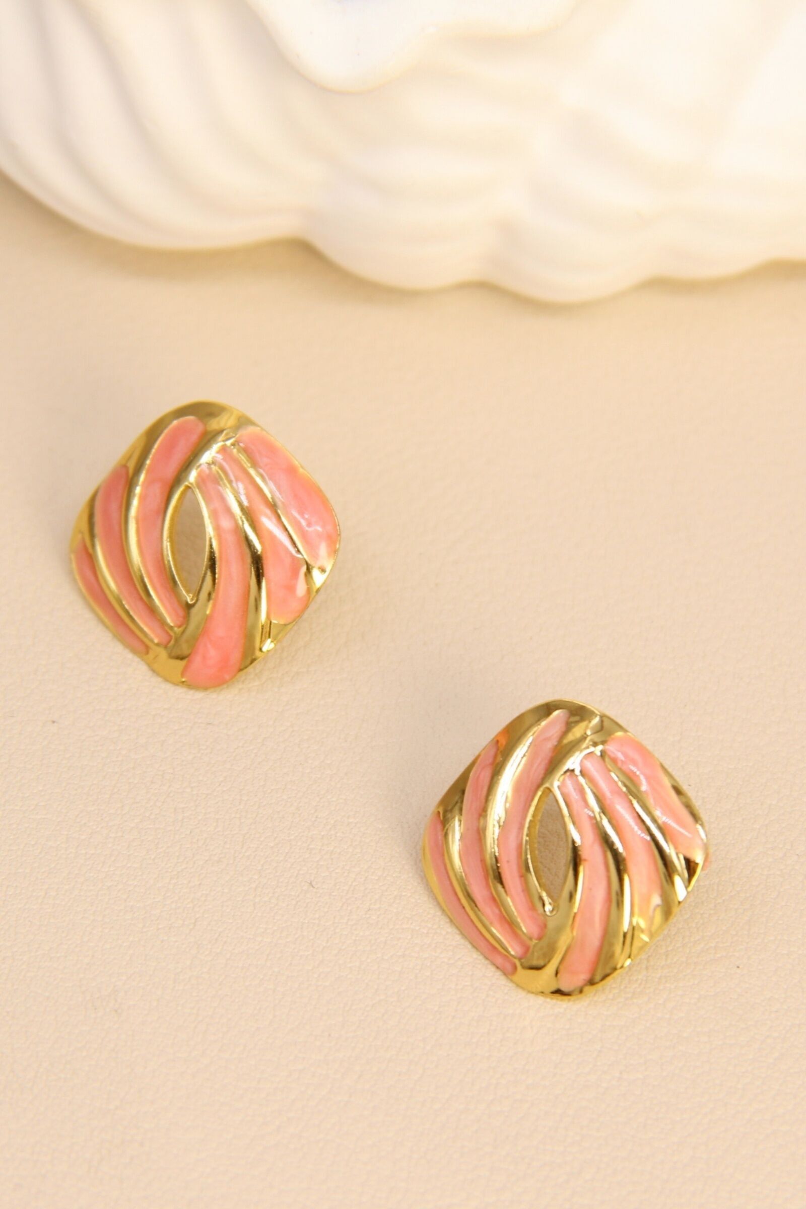 Boucles d’oreilles carrées torsadées émaillées dorées chic
