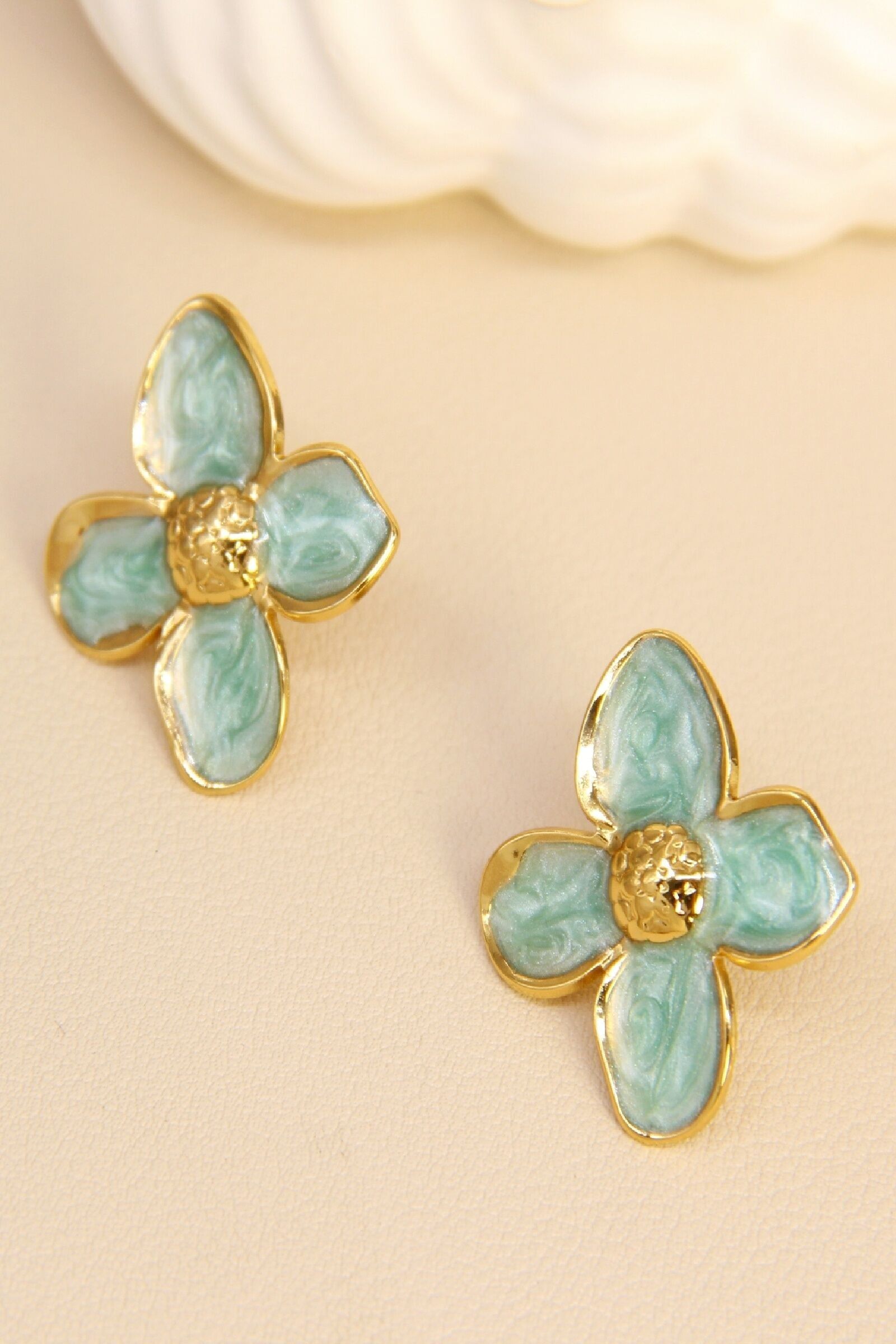 Rosa Emaille Blumen Ohrringe – Florale Eleganz