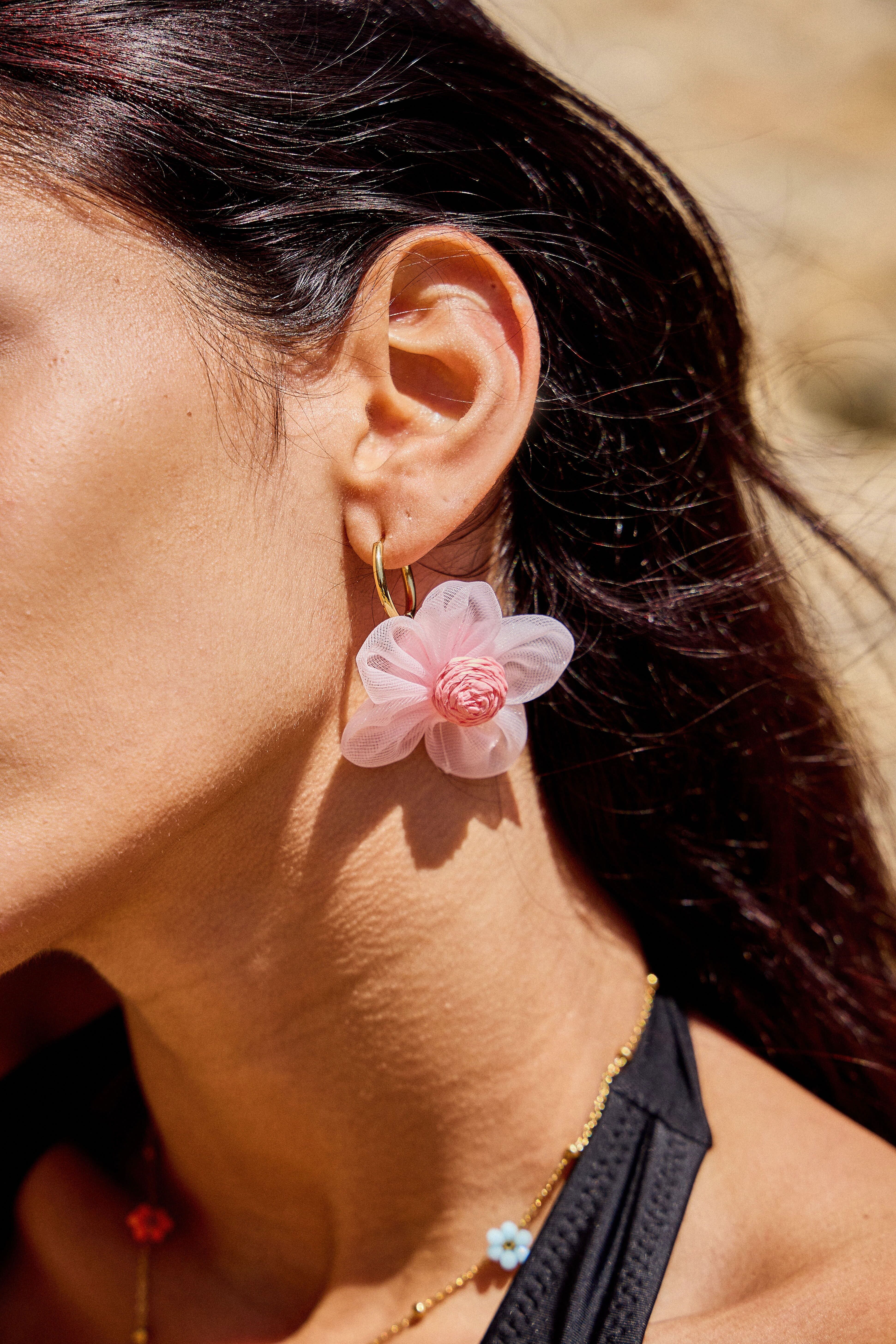 Blumenohrringe aus Edelstahlgewebe