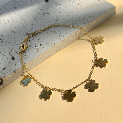 Pulsera de acero con múltiples charms de trébol de cuatro hojas