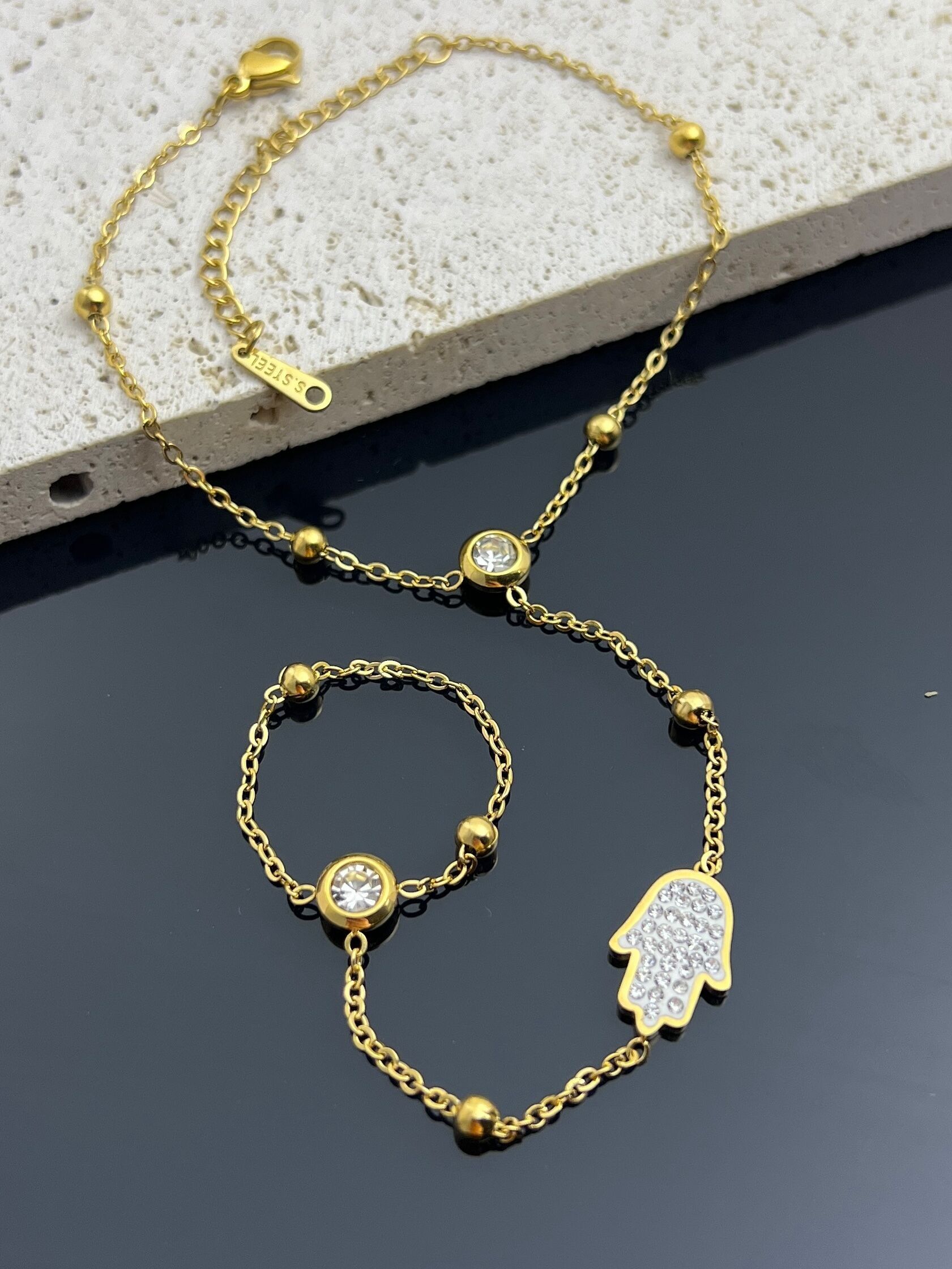 Goldenes Handarmband mit Ring – Edelstahl und Motiv „Hand der Fatima“