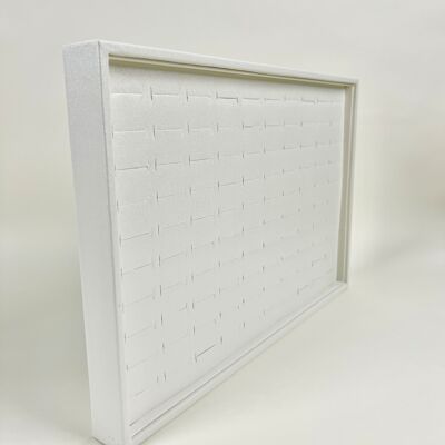 Expositor de anillos con acabado blanco, capacidad para 100 anillos.