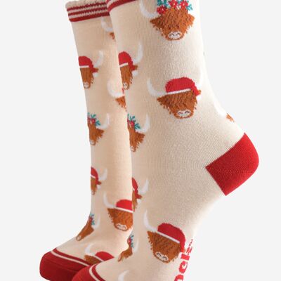 Calzini da donna in bambù - Crema/Rosso, Mucca delle Highlands di Natale