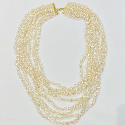 Collar de acero de varias hileras con cuentas de resina de nácar