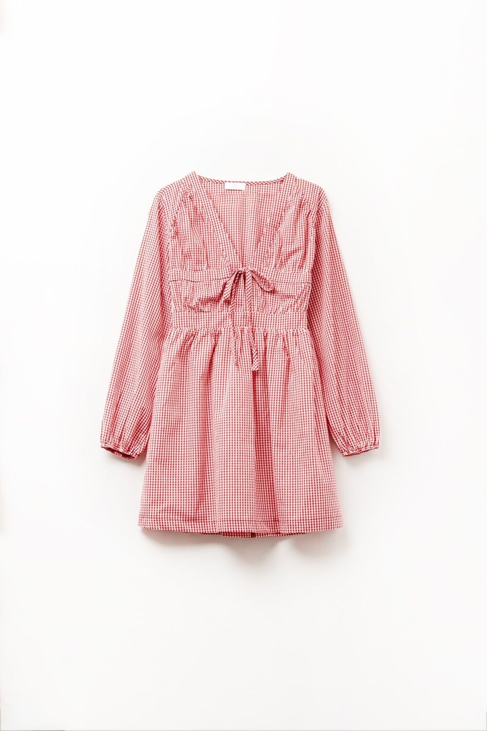 Rotes Minikleid mit Vichy-Karomuster und Bindeband vorne