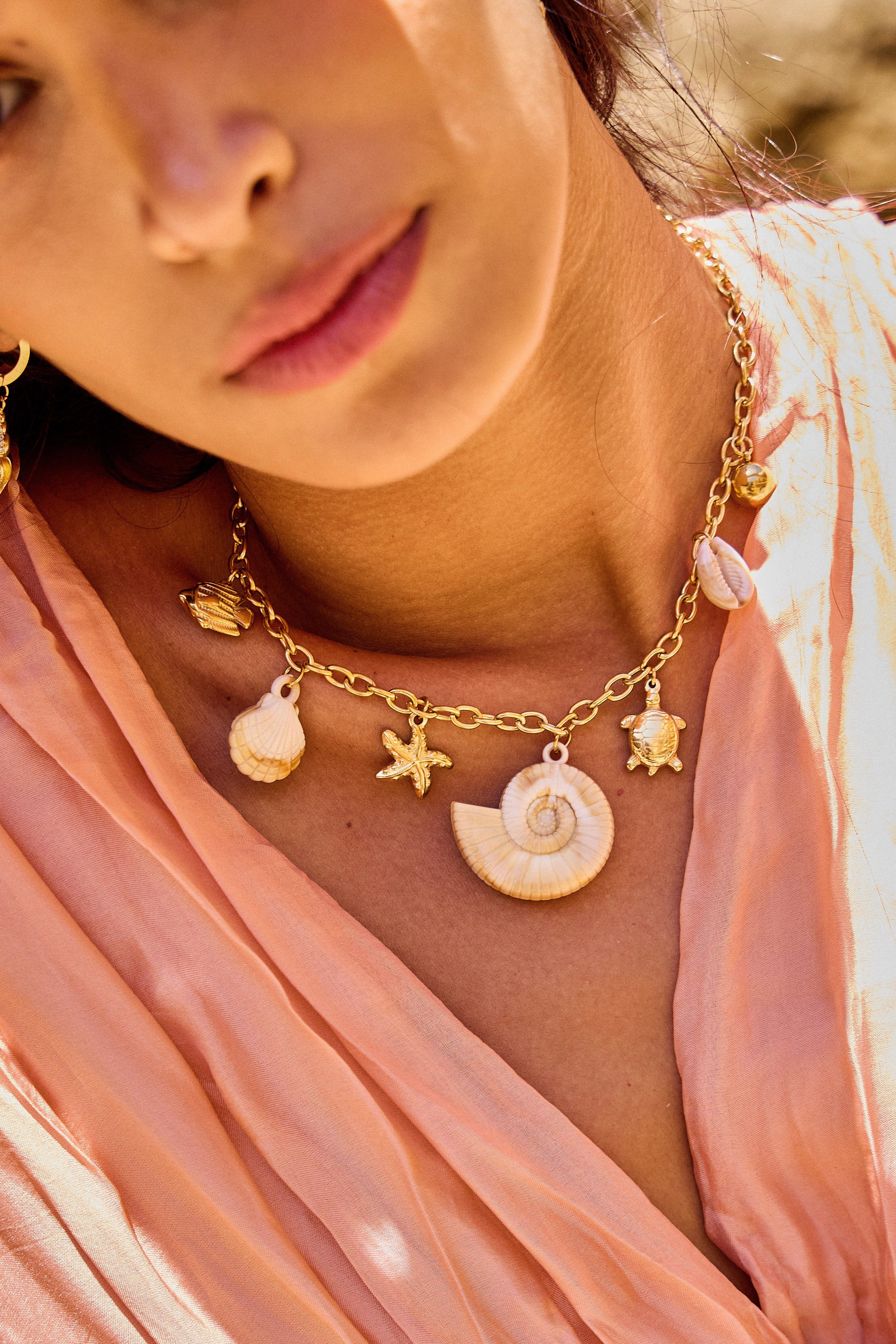 Collier "Océan Spirale" – Coquillage en Résine & Charms Dorés