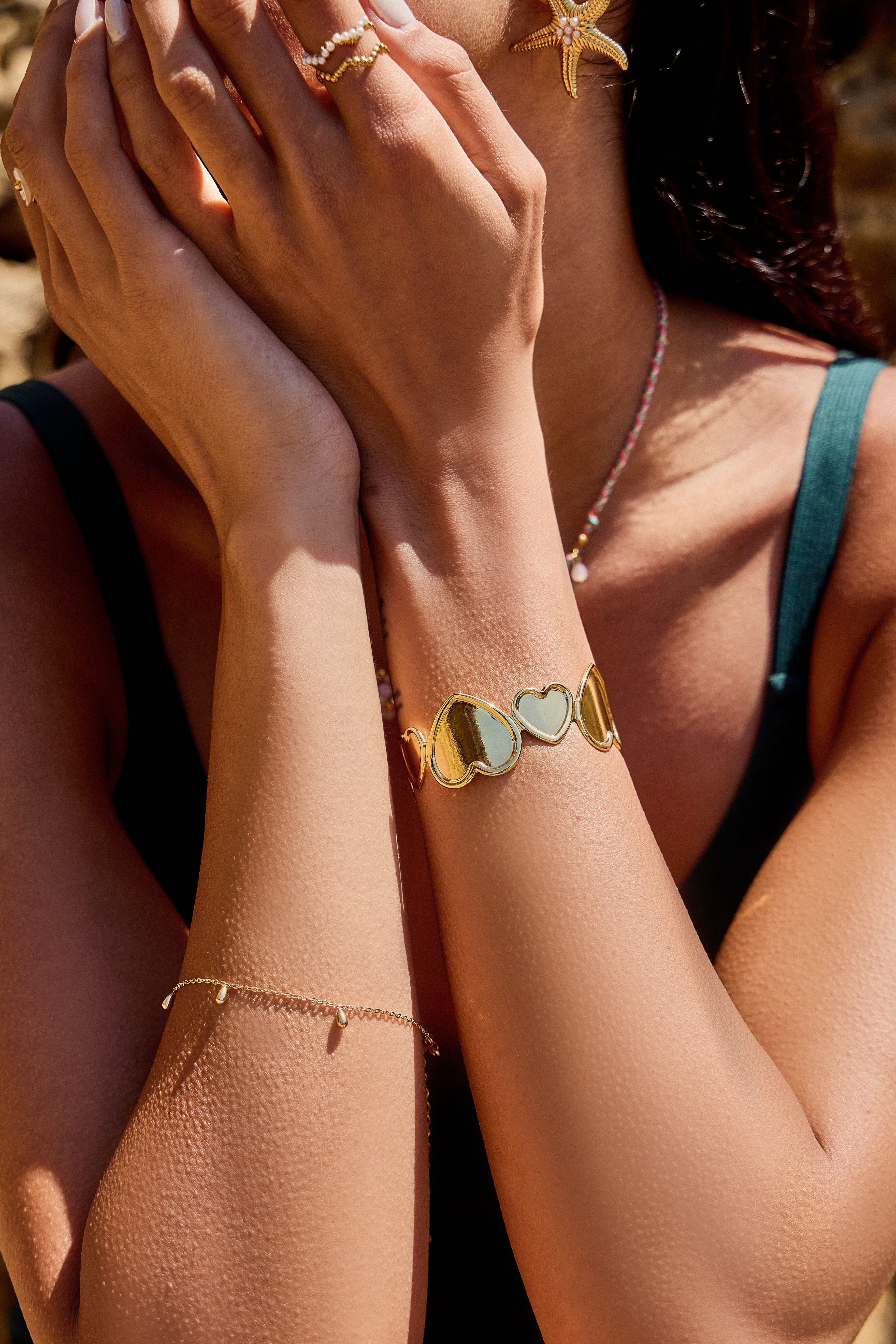 Bracelet manchette cœurs dorés – acier inoxydable brillant