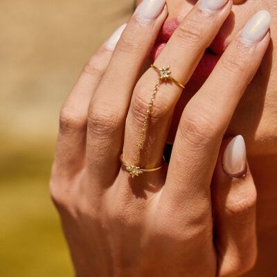 Anello a doppia catena con fiore – Eleganza dorata in acciaio inossidabile